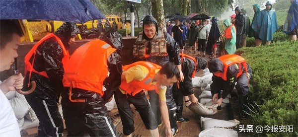 安陽(yáng)益和熱力集團(tuán)30人搶險(xiǎn)隊(duì)逆流而上，奮戰(zhàn)在抗洪一線(xiàn)